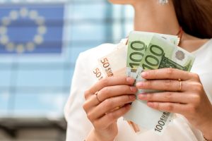 Donna con soldi in Europa