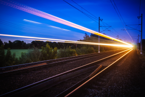 un treno che sfreccia lungo i binari