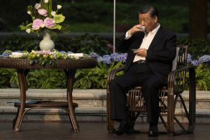 Xi Jinping Beve seduto