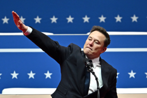 Musk con il braccio alzato
