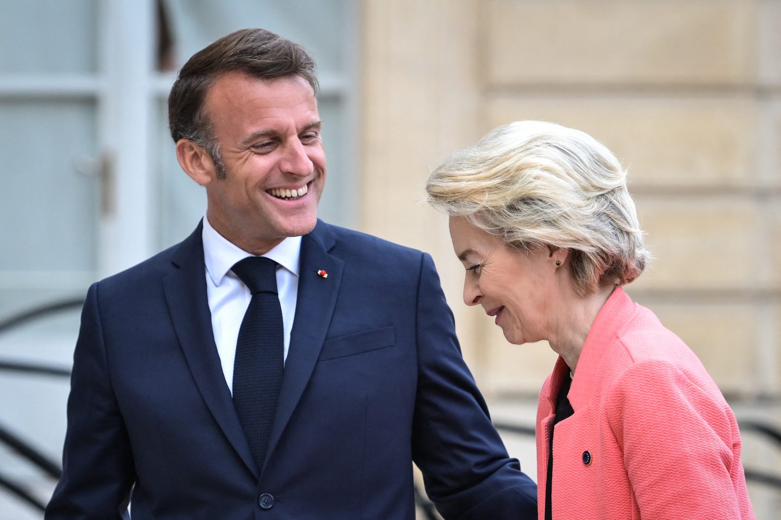 Il presidente francese Emmanuel Macron e la presidente della Commissione europea Ursula von der Leyen (Firas Abdullah/Ipa)