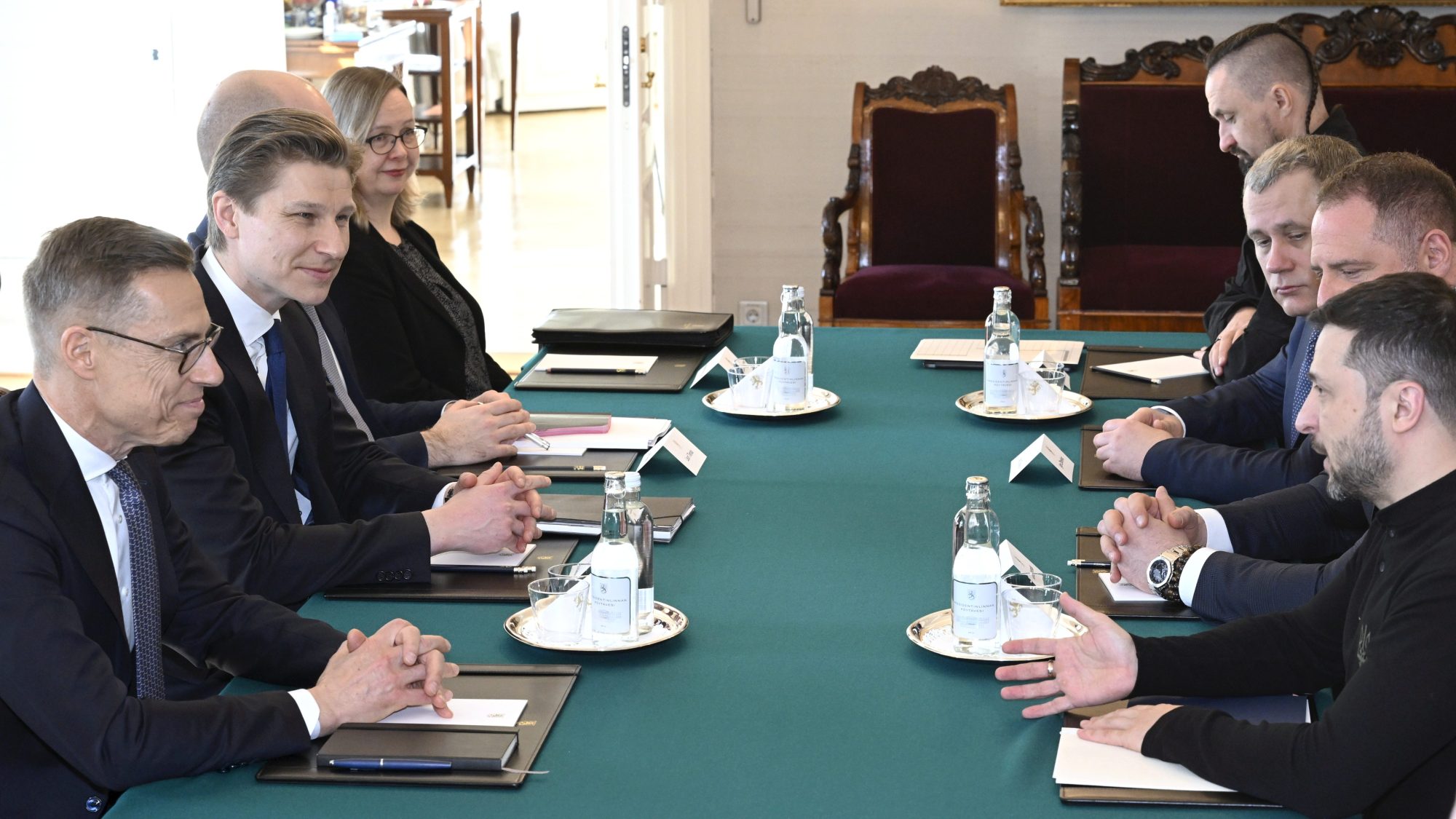 Ministro per la difesa finlandese Antti Häkkänen a colloquio con il presidente ucraino Volodymyr Zelensky (Heikki Saukkomaa/Lehtikuva/Ipa)