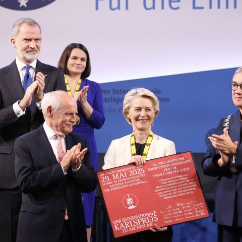 Ursula von der Leyen riceve il Premio Carlo Magno 2025