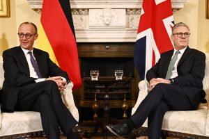 Il cancelliere tedesco Friedrich Merz ospita il primo ministro Uk Keir Starmer (Leon Neal/Ipa/Fotogramma)
