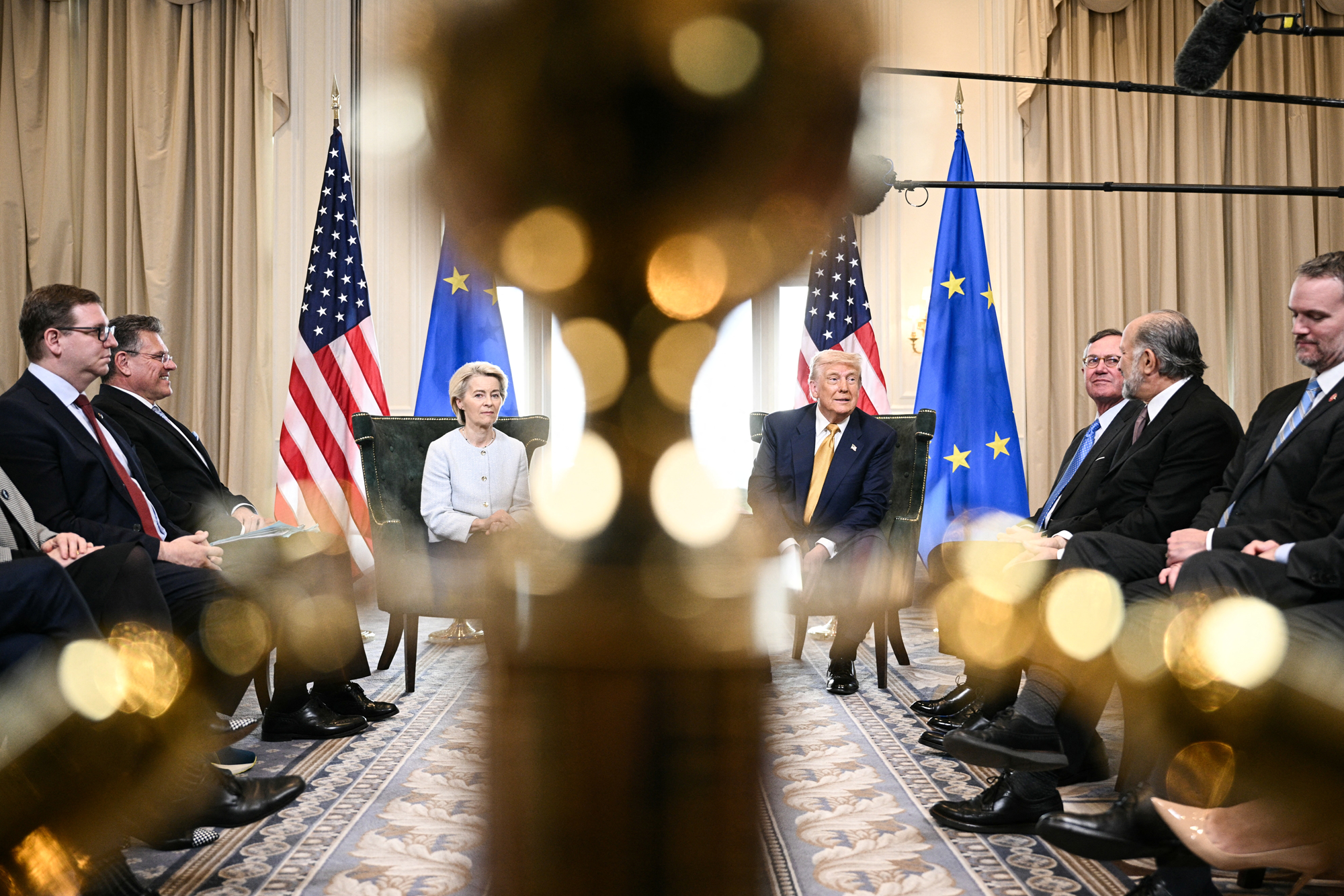 Von Der Leyen e Trump si stringono la mano sui dazi