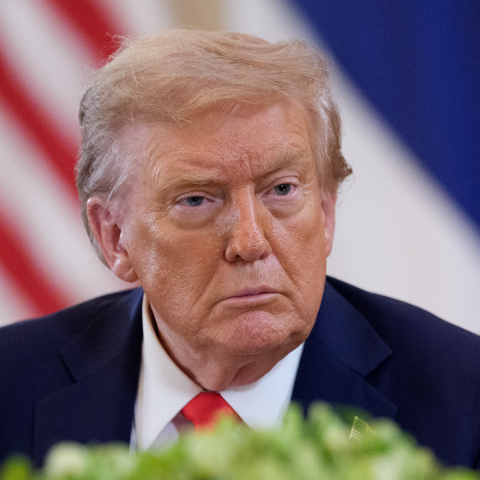 Donald Trump con sguardo minaccioso