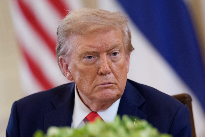 Donald Trump con sguardo minaccioso