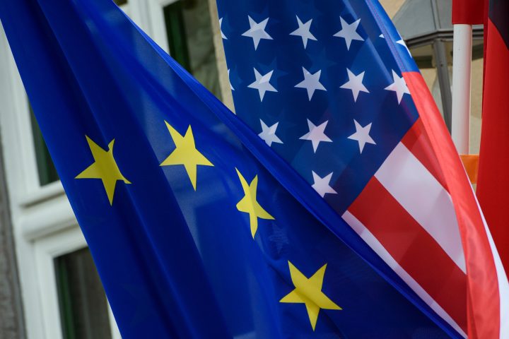 Bandiera europea e statunitense (Ipa/Fotogramma)