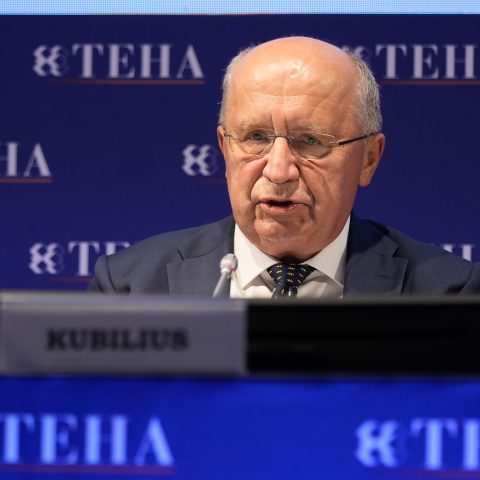 Il commissario europeo per Difesa e Spazio, Andrius Kubilius, al Forum Ambrosetti a Cernobbio (Ipa/Fotogramma)