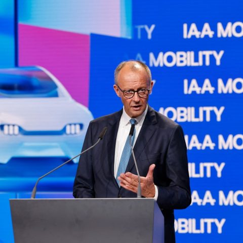 Il cancelliere tedesco al Salone dell'Auto di Monaco (Afp)