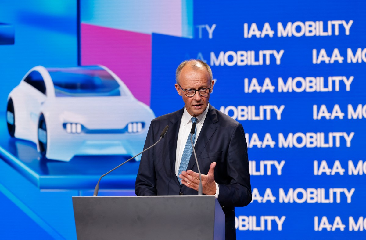 Il cancelliere tedesco al Salone dell'Auto di Monaco (Afp)