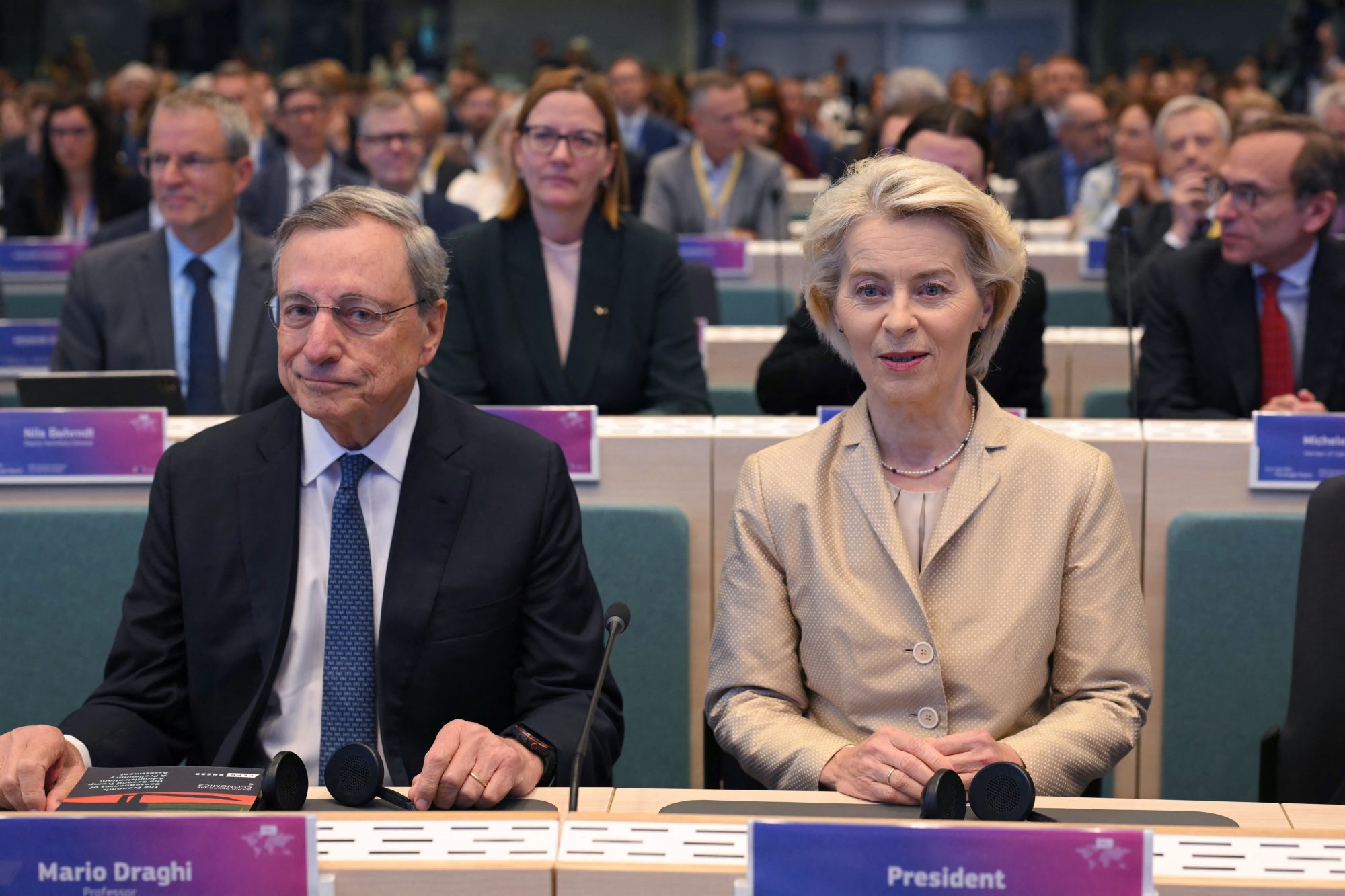 L'ex premier Mario Draghi e la presidente della Commissione europea Ursula von der Leyen (Afp)