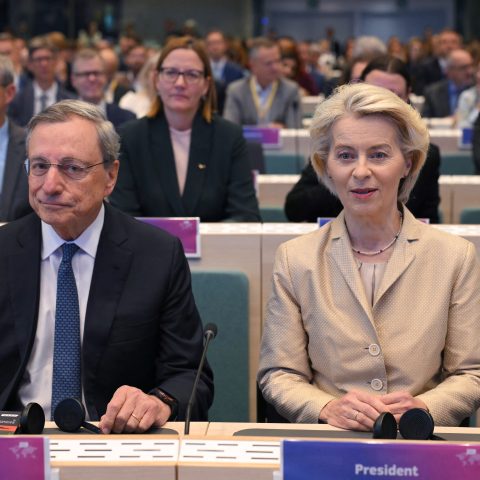 L'ex premier Mario Draghi e la presidente della Commissione europea Ursula von der Leyen (Afp)