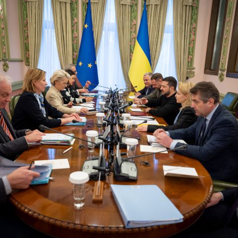 La presidente della Commissione Ue Ursula von der Leyen in Ucraina (Ipa)