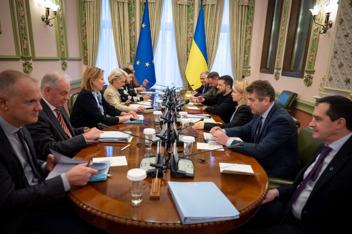 La presidente della Commissione Ue Ursula von der Leyen in Ucraina (Ipa)