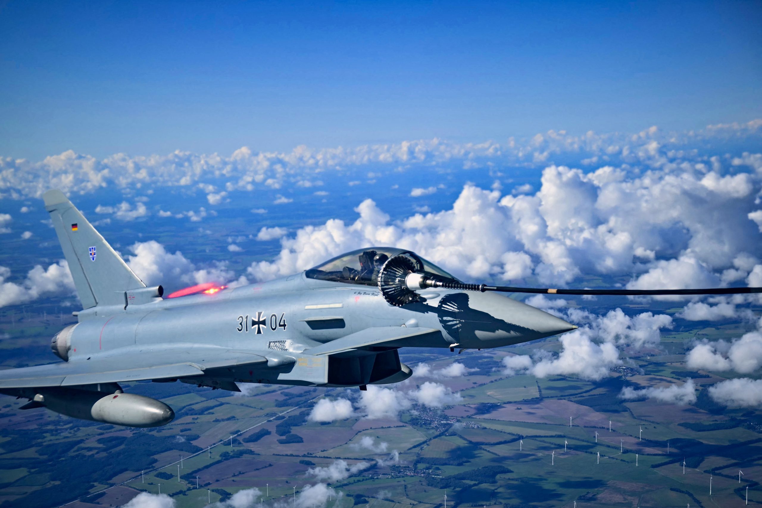 Un Eurofighter Typhoon dell’Aeronautica tedesca in volo durante una dimostrazione alla base militare di Laage, nel nord-est della Germania (Afp)