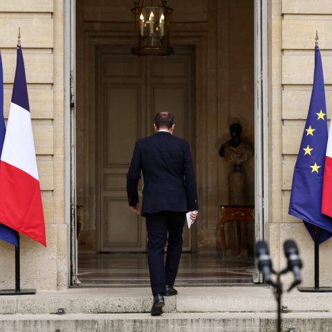 Le dimissioni di Sébastien Lecornu (Afp)