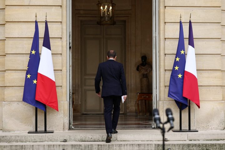 Le dimissioni di Sébastien Lecornu (Afp)