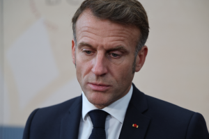 Emmanuel Macron pensieroso