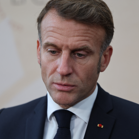 Emmanuel Macron pensieroso