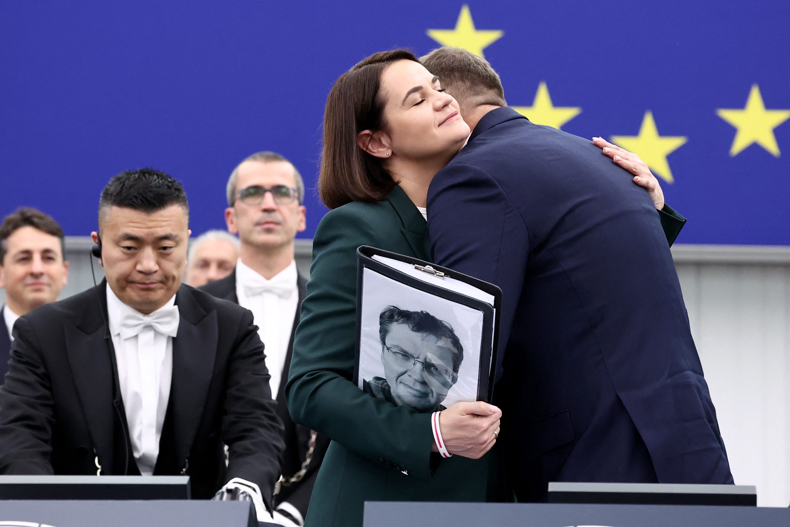 I leader dell'opposizione bielorussa Svetlana Tsikhanovskaya e Sergei Tsikhanovsky, con in mano una foto di Andrzej Poczobut, giornalista imprigionato in Bielorussia a cui è stato conferito il Premio Sacharov