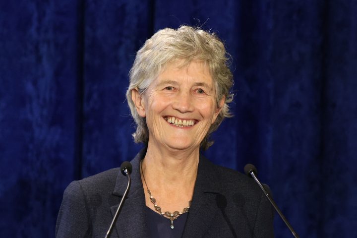 Catherine Connolly Presidente Irlanda sorride
