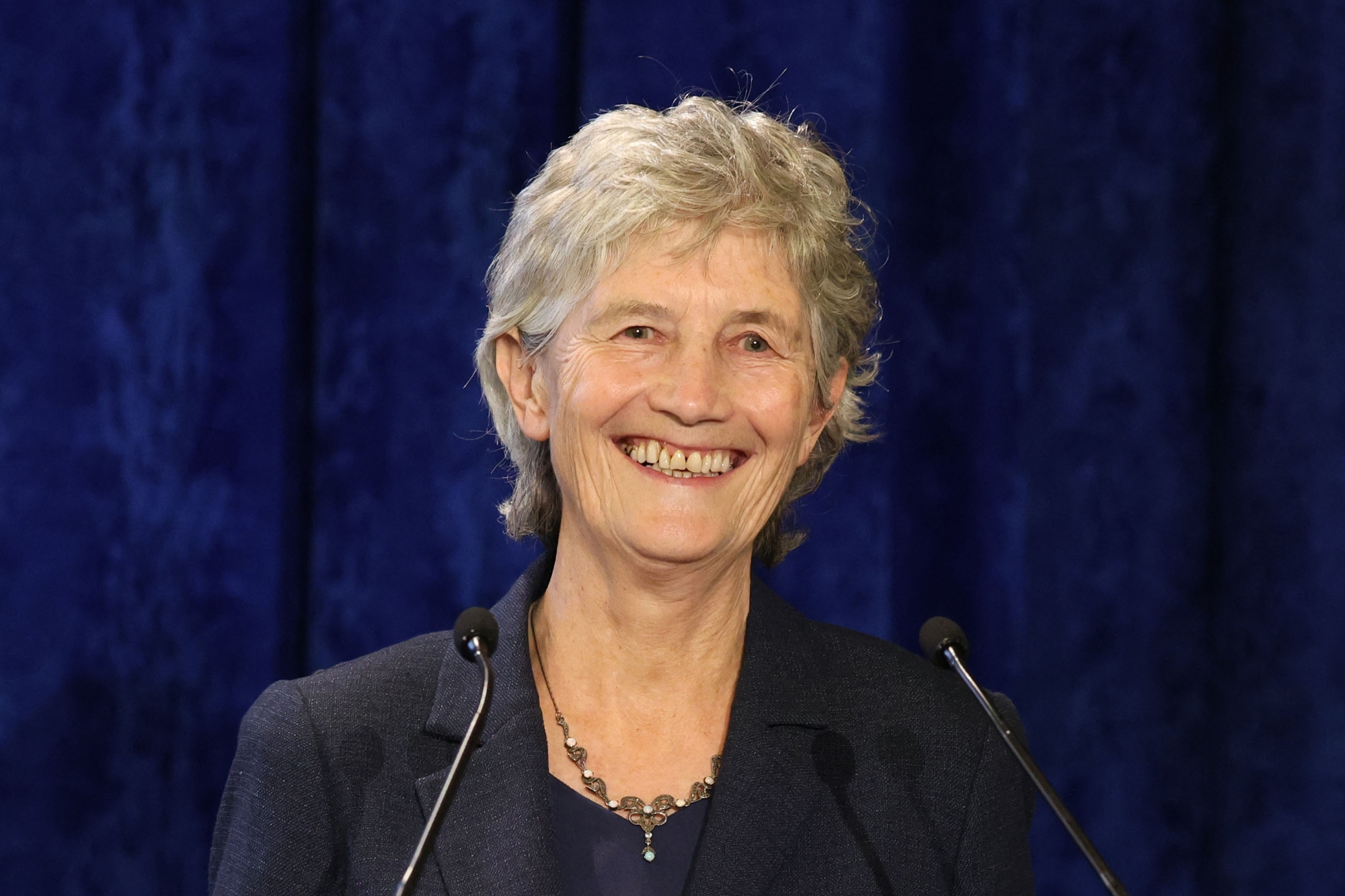 Catherine Connolly Presidente Irlanda sorride