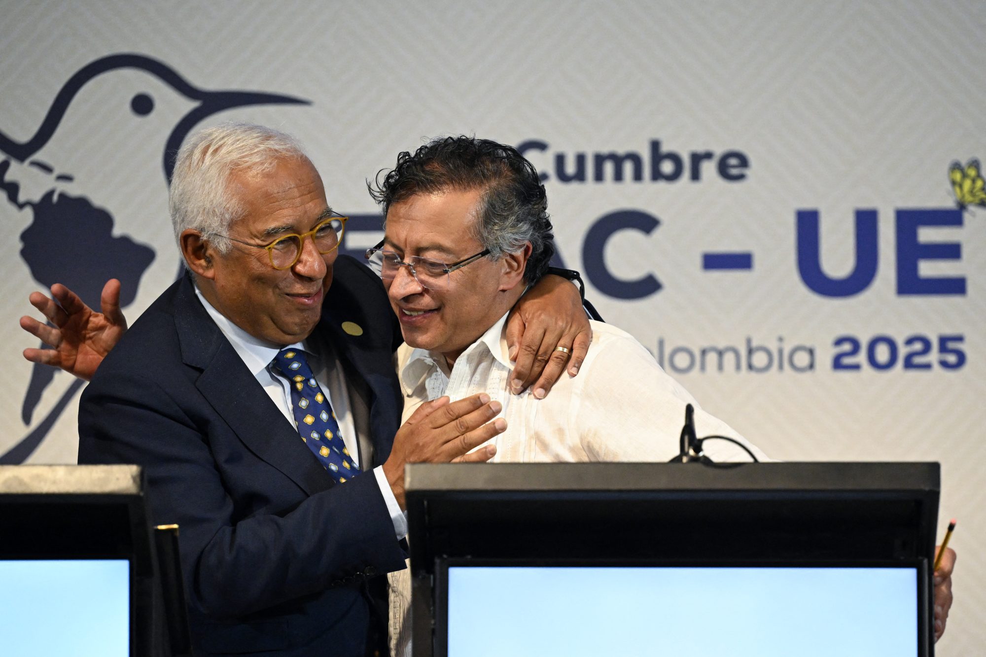 Il presidente del Consiglio europeo Antonio Costa e il presidente della Colombia Gustavo Petro al vertice Ue-Celac