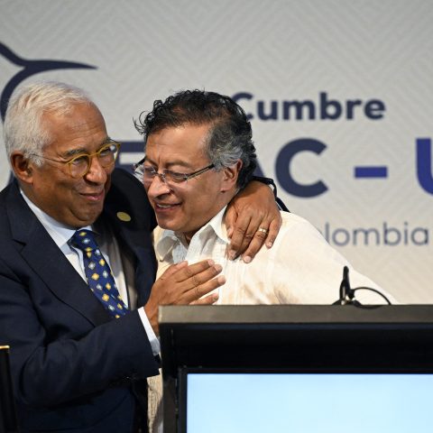 Il presidente del Consiglio europeo Antonio Costa e il presidente della Colombia Gustavo Petro al vertice Ue-Celac