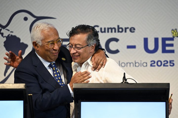 Il presidente del Consiglio europeo Antonio Costa e il presidente della Colombia Gustavo Petro al vertice Ue-Celac (Afp)