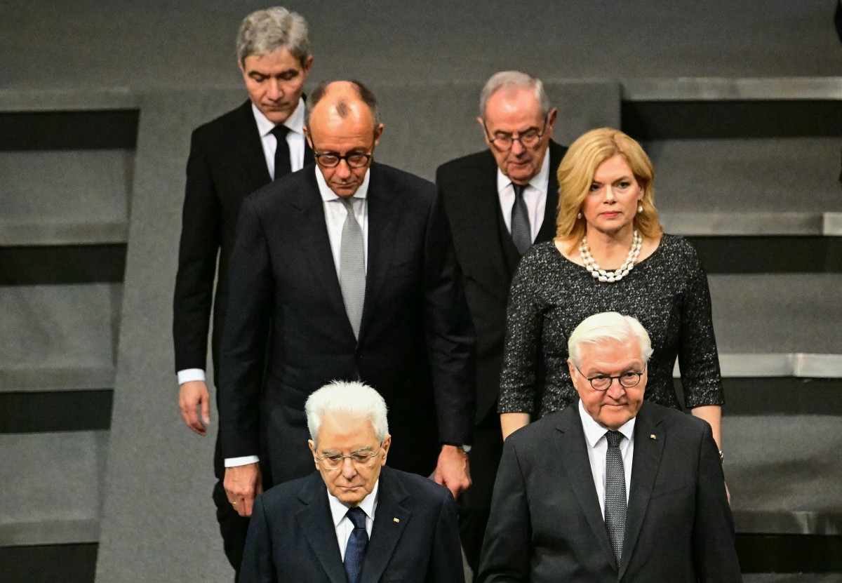 Il presidente tedesco Frank-Walter Steinmeier con il presidente italiano Sergio Mattarella e il cancelliere Friedrich Merz (Afp)