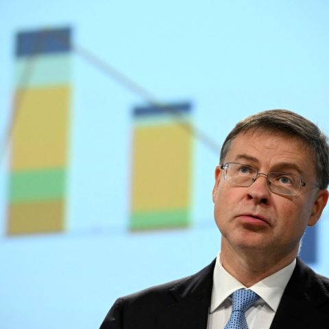 Il commissario europeo per l'Economia, Valdis Dombrovskis (Afp)