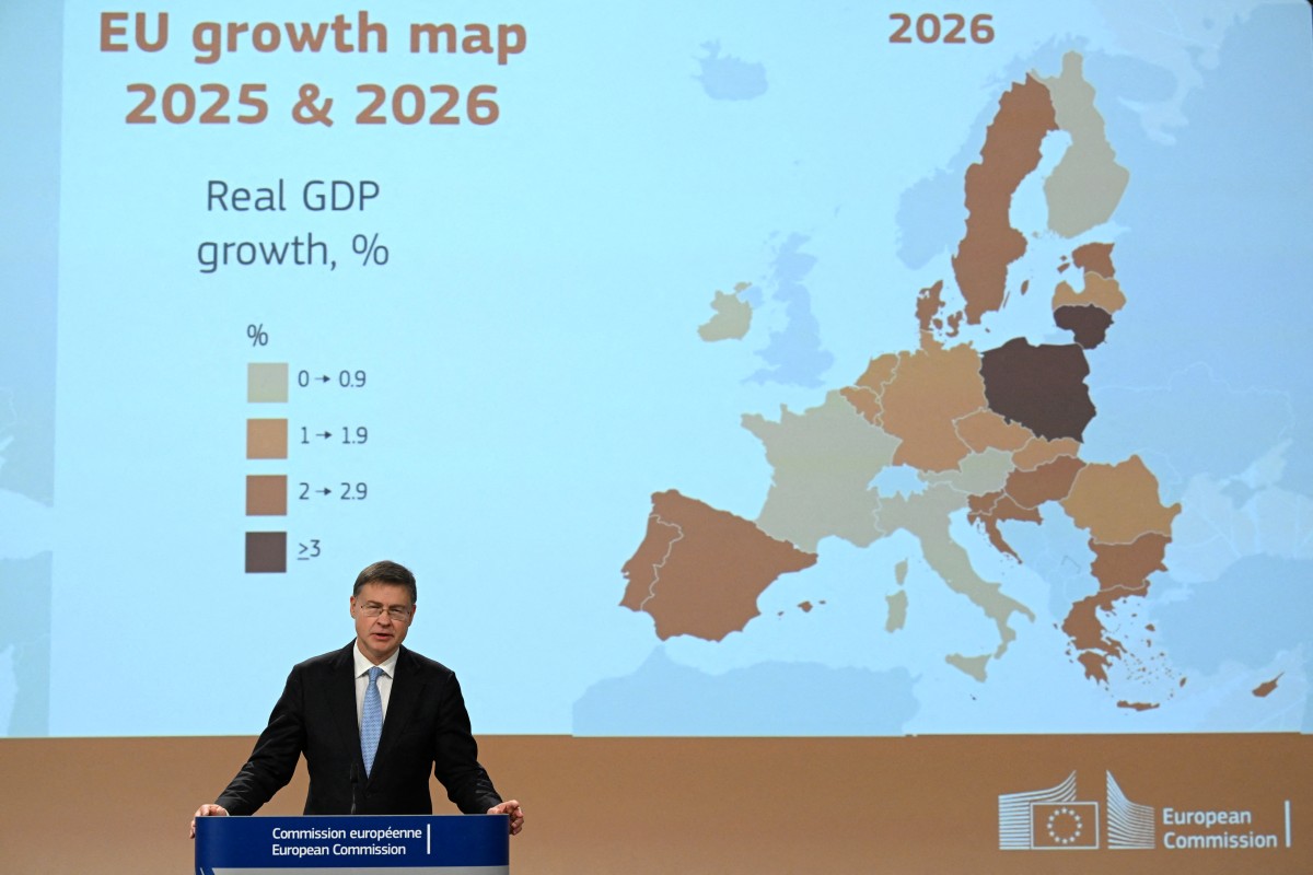 Il commissario europeo per l'Economia, Valdis Dombrovskis, presenta le previsioni economiche per il prossimo semestre (Afp)