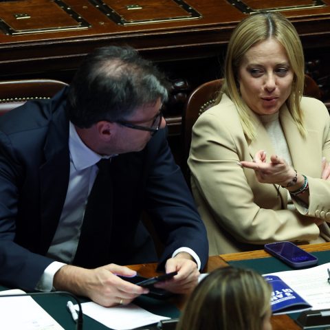 Il Ministro dell'economia Giancarlo Giorgetti con la premier Giorgia Meloni (Ipa)