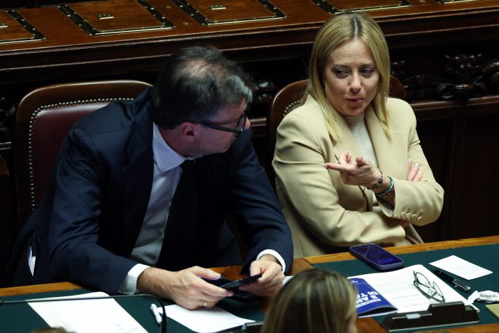 Il Ministro dell'economia Giancarlo Giorgetti con la premier Giorgia Meloni (Ipa)