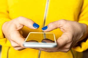 donna che tiene in mano un cellulare