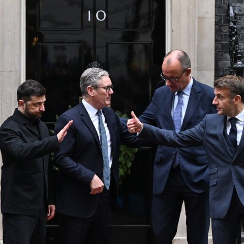 Il presidente ucraino Zelensky con il primo ministro inglese Starmer, il cancelliere tedesco Merz e l'il presidente francese Macron (Afp)