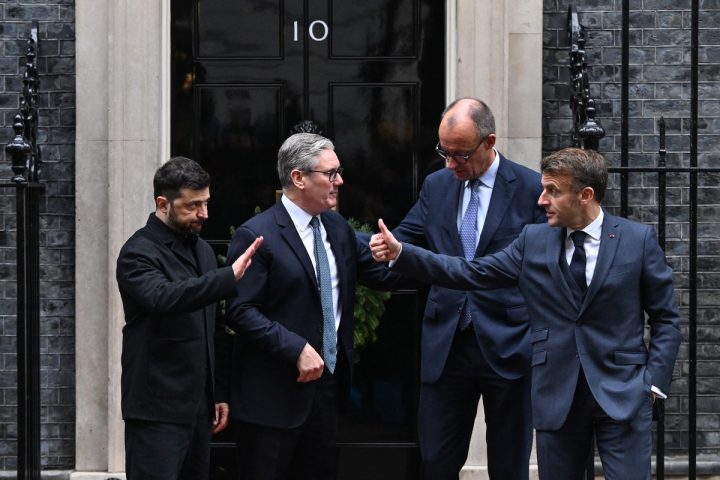 Il presidente ucraino Zelensky con il primo ministro inglese Starmer, il cancelliere tedesco Merz e l'il presidente francese Macron (Afp)