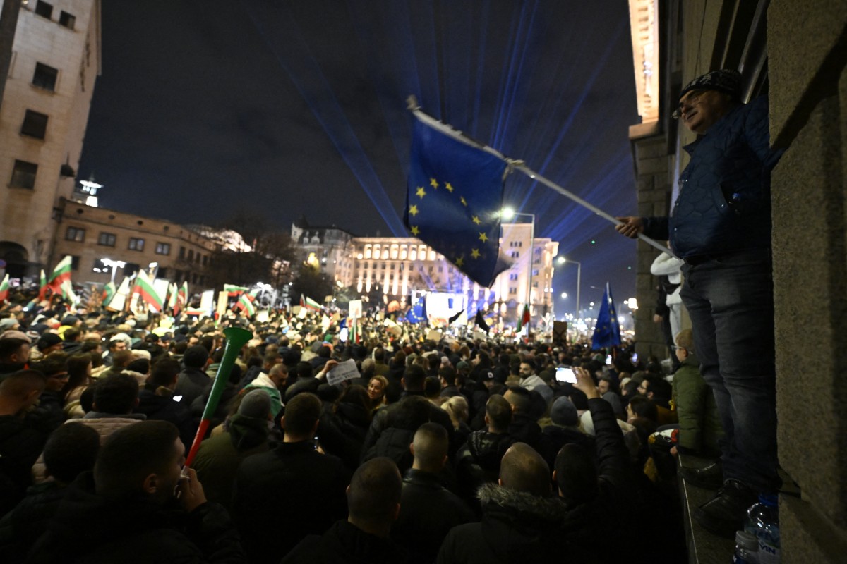 Proteste in piazza a Sofia, in Bulgaria, contro la corruzione del governo (Afp)