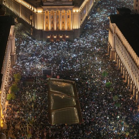 Manifestanti in piazza a Sofia, Bulgaria (Afp)