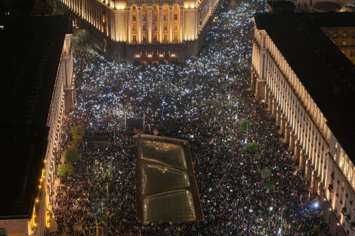 Manifestanti in piazza a Sofia, Bulgaria (Afp)