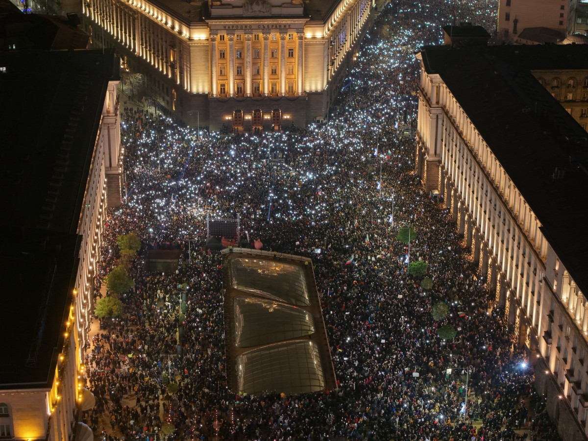 Manifestanti in piazza a Sofia, Bulgaria (Afp)