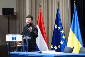 Il presidente ucraino Volodymyr Zelensky pronuncia un discorso durante una riunione del Consiglio d'Europa al Forum mondiale dell'Aia (Afp)