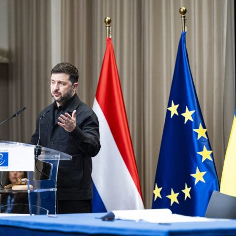 Il presidente ucraino Volodymyr Zelensky pronuncia un discorso durante una riunione del Consiglio d'Europa al Forum mondiale dell'Aia (Afp)