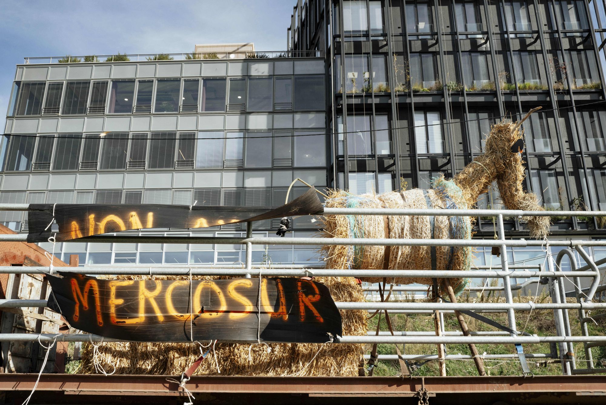 Francia, Mobilitazione Regionale Degli Agricoltori Per La Visita Di Macron A Tolosa: Trattori In Strada E Tensioni