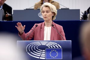 La presidente della Commissione Ue Ursula von der Leyen parla al Parlamento europeo (Afp)