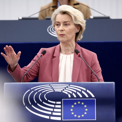 La presidente della Commissione Ue Ursula von der Leyen parla al Parlamento europeo (Afp)