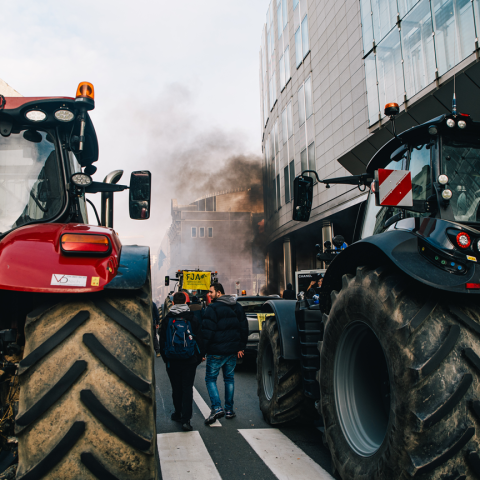 Trattori protestano in strada a Bruxelles