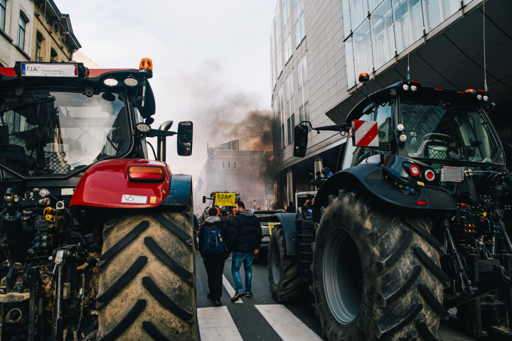 Trattori protestano in strada a Bruxelles