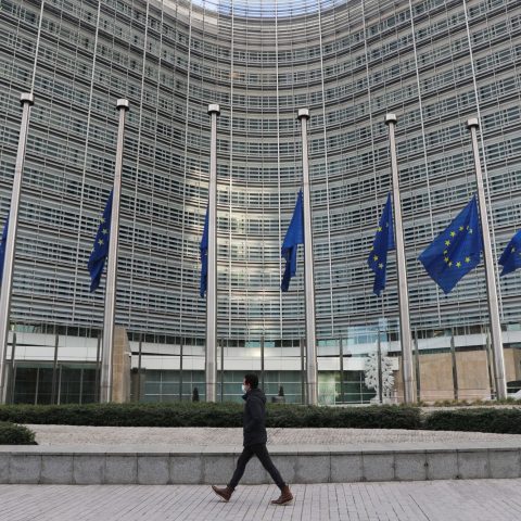 Bruxelles, bandiere a mezz'asta e applausi al Parlamento europeo per la scomparsa del presidente David Sassoli